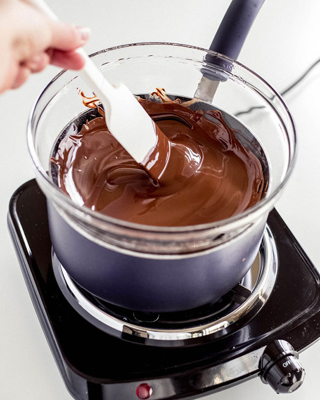 مراحل آب کردن شکلات به روش تمپر کردن